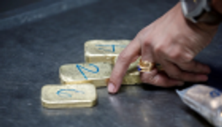 الرابح الوحيد.. الذهب يكتسب مناعة ضد كورونا