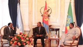 جانب من القمة التي جمعت القادة الثلاثة