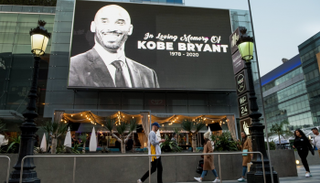 لافتات تنعى كوبي براينت