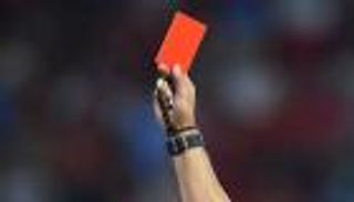 3 بطاقات في 12 ثانية تسجل أسرع حالة طرد في إنجلترا