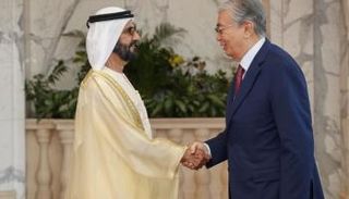 الشيخ محمد بن راشد آل مكتوم يصافح قاسم جومارت توكاييف رئيس كازاخستان