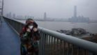 كورونا الجديد يضرب بأول "عدوى بين البشر" في أوروبا.. والصين تعزل 60 مليونا