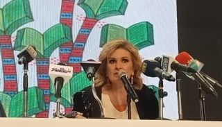 يسرا في أثناء ندوتها بمعرض القاهرة للكتاب