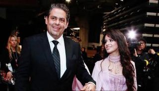 المغنية الأمريكية الكوبية كاميلا كابيلو مع والدها