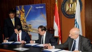 إكسون موبيل توقع اتفاقيتين للبحث عن الغاز في مصر 