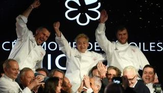 الياباني كي كوباياشي يتوسط الفرنسيين جلين فيل وكريستوفر كوتانسو