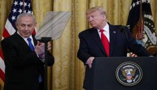 ترامب خلال إعلانه عن صفقة القرن وبجواره نتنياهو - أرشيفية