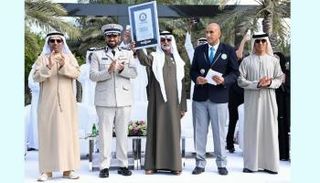 الشيخ نهيان بن مبارك آل نهيان يتسلم شهادة جينيس
