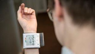 القيمة المثالية لضغط الدم هي 120/80 ملم زئبق