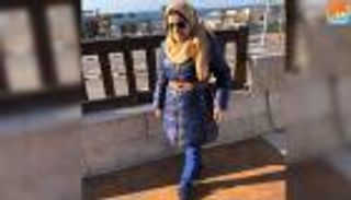 شابة فلسطينية تتحدى إعاقتها البصرية بالعمل في الاستقبال الفندقي