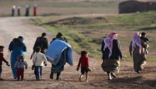 نازحون يفرون من إدلب السورية- أرشيفية