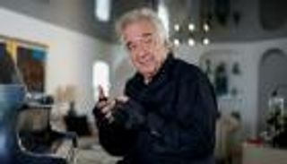 قفاز آلي يعيد عازفا شهيرا للأضواء