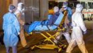 "كورونا الجديد".. بريطانيون وأمريكيون في ووهان يأملون العودة لبلادهم