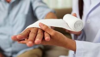 تطوير "ضمادة ذكية" تشخص الالتهابات البكتيرية عن طريق اللون - أرشيفية