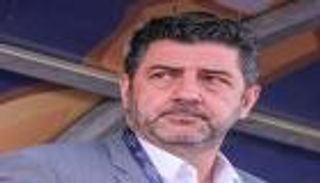 مدرب النصر السعودي يحاول التعدي على حكم لقاء ضمك