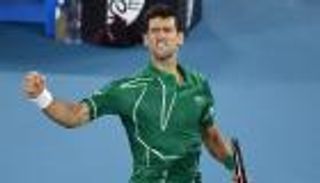 ديوكوفيتش يكتسح فيدرر ويقترب من الاحتفاظ بأستراليا المفتوحة