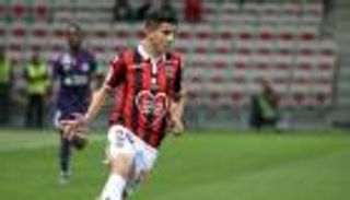 صحيفة إنجليزية تنصح مورينيو بالتعاقد مع الجزائري عطال