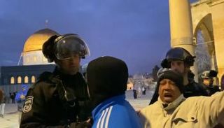جانب من اقتحام الشرطة الإسرائيلية المسجد الأقصى فجر اليوم الجمعة 