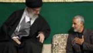 خامنئي يتوسل للإيرانيين بصور سليماني المركبة لوقف الاحتجاجات