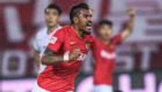 بسبب "كورونا".. لاعب برشلونة السابق يدرس مغادرة الدوري الصيني