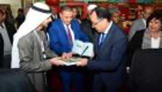 "الإمارات للدراسات" يهدي درع المركز لرئيس الوزراء المصري بمعرض الكتاب