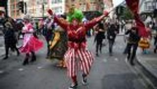 كورونا يعمق جراح "ثقافة لندن".. احتجاج بالقبعات والشعر المستعار