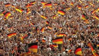 آلاف الألمان يولوحون بأعلام بلادهم - أرشيفية