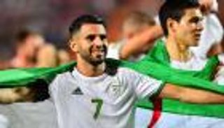 "من الأفضل في العالم".. أسطورة نيجيريا يغازل محرز قبل مواجهة الجزائر