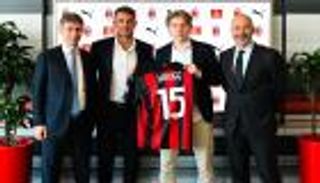 الثامنة.. ميلان يجلب "الموهبة" عاشق إبرا