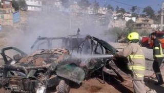 محاولات لإخماد النار في سيارة مفخخة بعد تفجيرها - أرشيفية