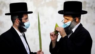 يهوديان متشددان يرتديان الكمامة في إسرائيل