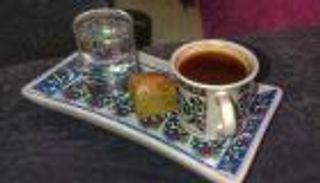 "النص نص" و"المكياطة".. القهوة تجمع ما فرقته السياسة في ليبيا