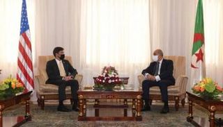 جانب من استقبال الرئيس الجزائري لوزير الدفاع الأمريكي