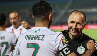 جمال بلماضي مدرب منتخب الجزائر ورياض محرز قائد الفريق