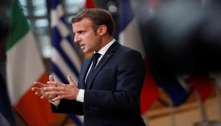 الرئيس الفرنسي يتحدث للصحفيين عقب القمة - أ.ف.ب