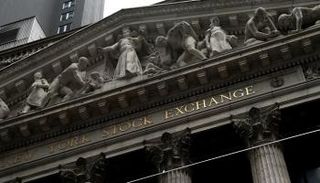 الواجهة الأمامية لبورصة نيويورك - رويترز