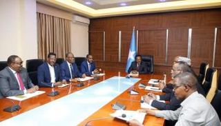 فرماجو خلال اجتماع مع رؤساء الولايات