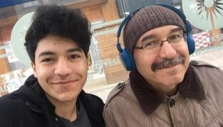الشاب أنس إردوران مع والده