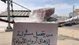 محتجون ليبيون يغلقون طريقا دوليا بضاحية تاجوراء