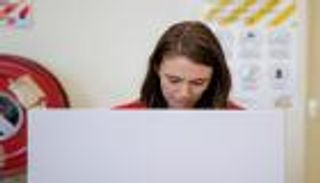 رئيسة وزراء نيوزيلندا تدلي بصوتها في الانتخابات العامة