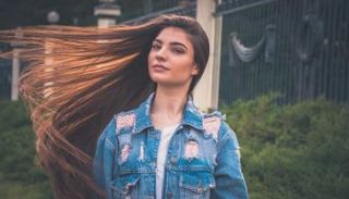 تغليف الوسادة في غطاء من الحرير يساعد على تحفيز نمو الشعر