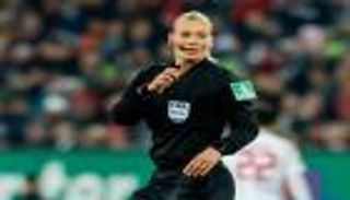 بيبيانا شتاينهاوس.. قصة شرطية اقتحمت كرة القدم بصافرة التحكيم