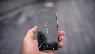 شاشة مكسورة لهاتف آيفون من أبل