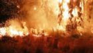 بالصور.. حريق بمقبرة ومسجد الصحابة في درنة الليبية