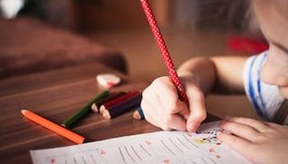 الكتابة باليد تجعل الأطفال أكثر ذكاء