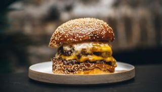تغريم مطعم 1300 دولار بسبب وجبة بيرجر