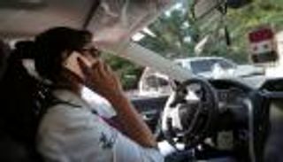 بالصور.. سورية تتحدى العادات والتقاليد وتعمل "سائقة تاكسي"