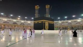 ضيوف الرحمن يتوافدون على المسجد الحرام