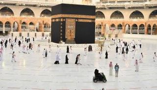 ضيوف الرحمن يواصلون التوافد على المسجد الحرام