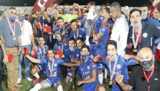 احتفال لاعبي المنستيري بكأس تونس